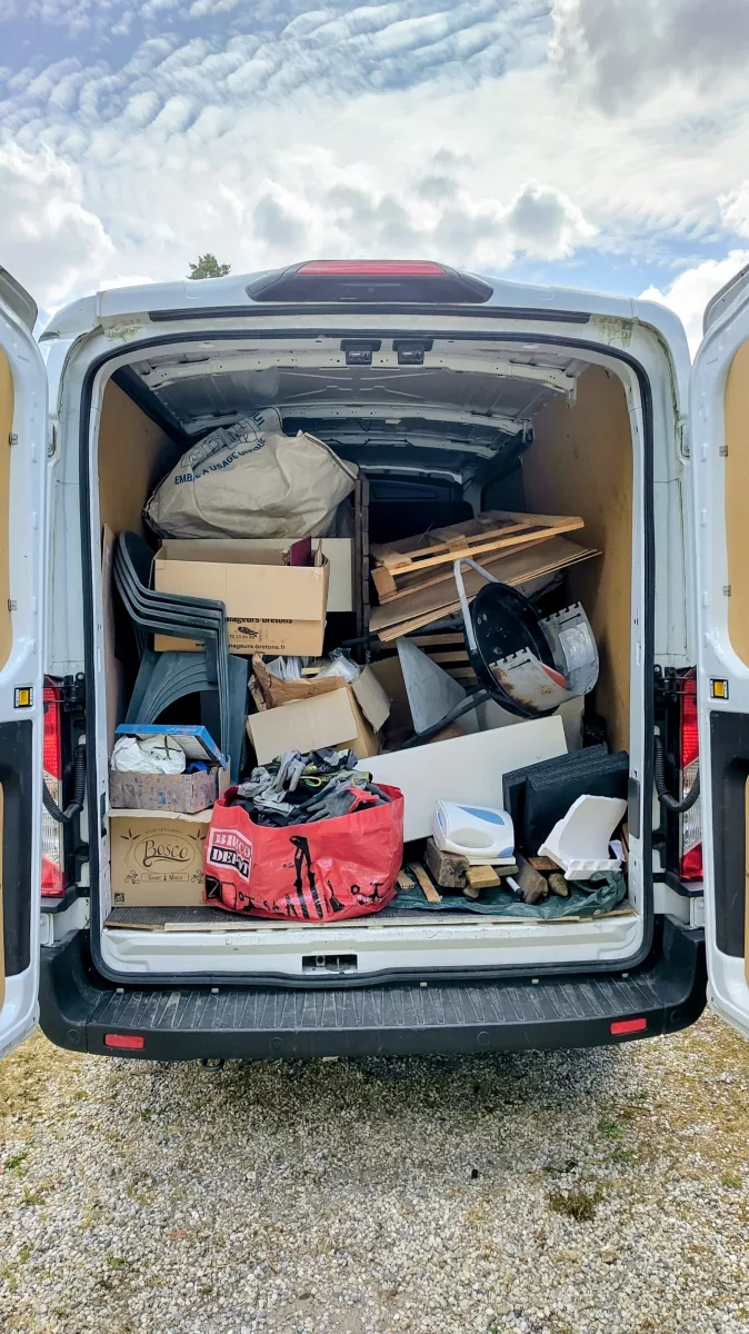 Un Ford transit lui aussi plein à ras bord pour la déchetterie
