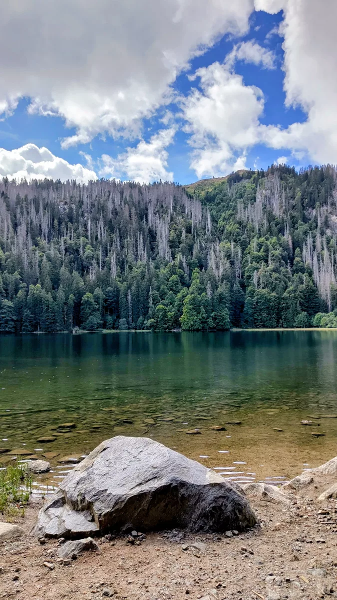Lac de Felsee et en arrière plan le sommet de Feldberg